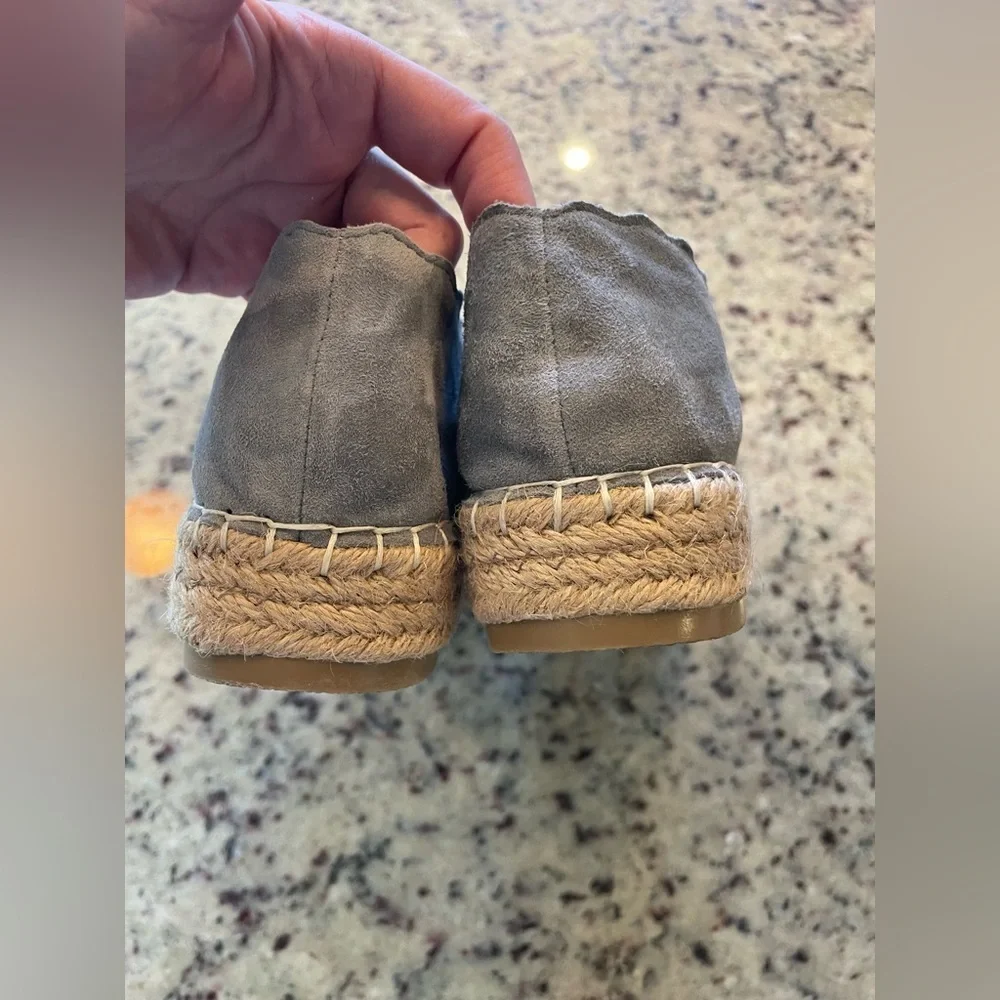 New genuine suede “Pidge”Scalloped Espadrille Slip-On Flats in Light Gray Sz 8.5